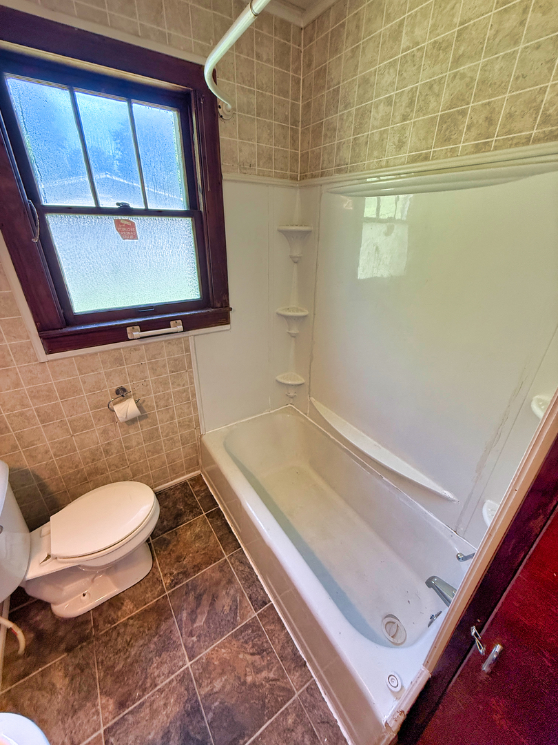 426 South Locust Street Flora, IL 62839 - Photo 36 of 58 a bathroom with a toilet a sink and bathtub