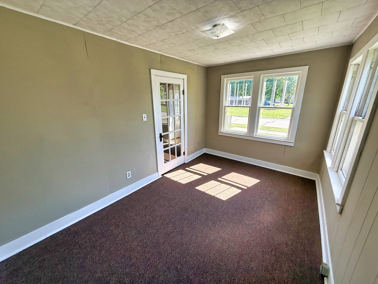 426 South Locust Street Flora, IL 62839 - Photo 4 of 58 an empty room with windows