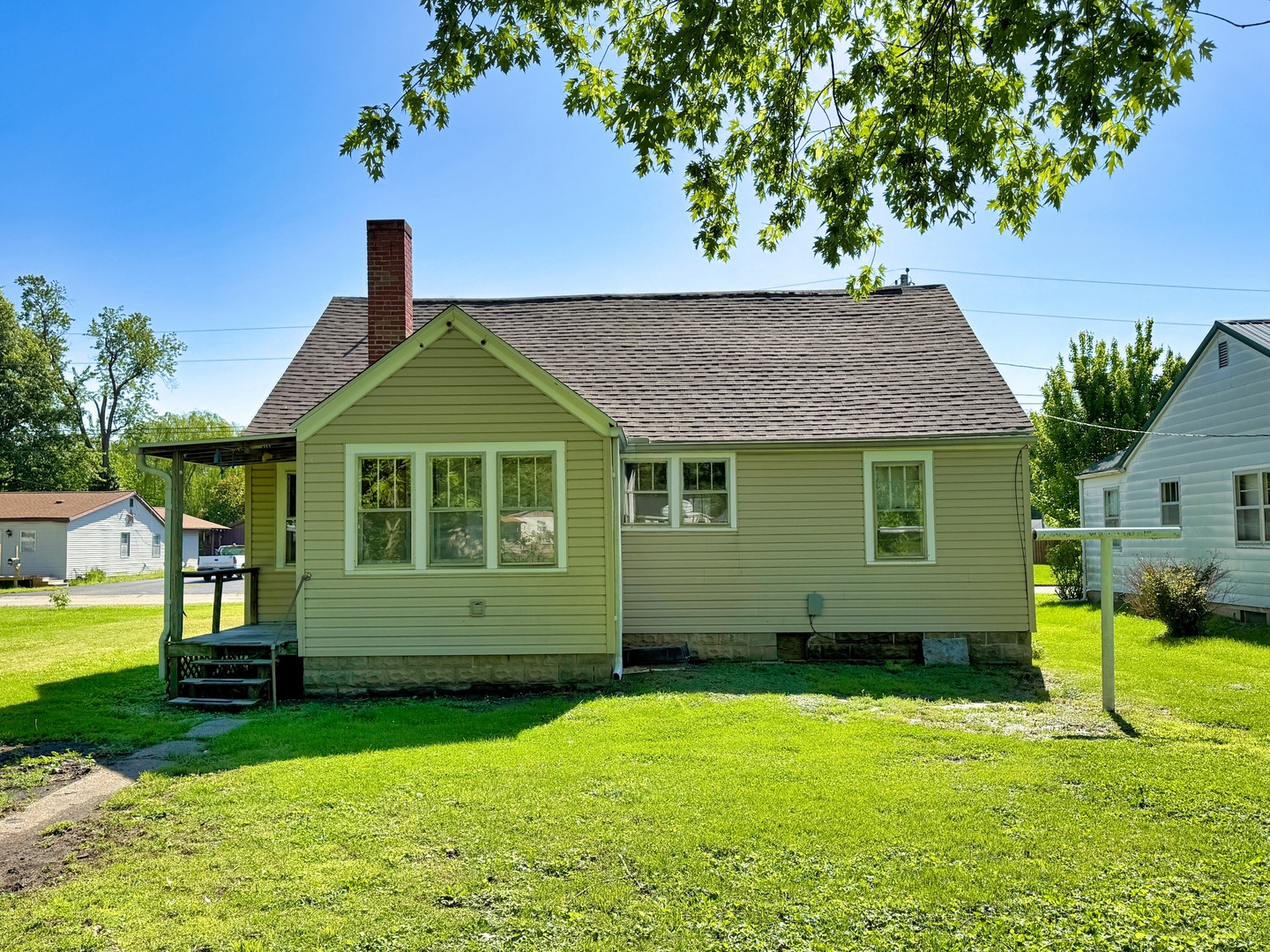 426 South Locust Street Flora, IL 62839 - Photo 48 of 58 a front view of a house with garden