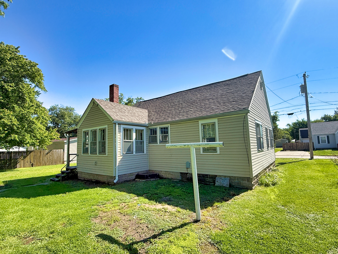 426 South Locust Street Flora, IL 62839 - Photo 50 of 58 a front view of house with yard and green space