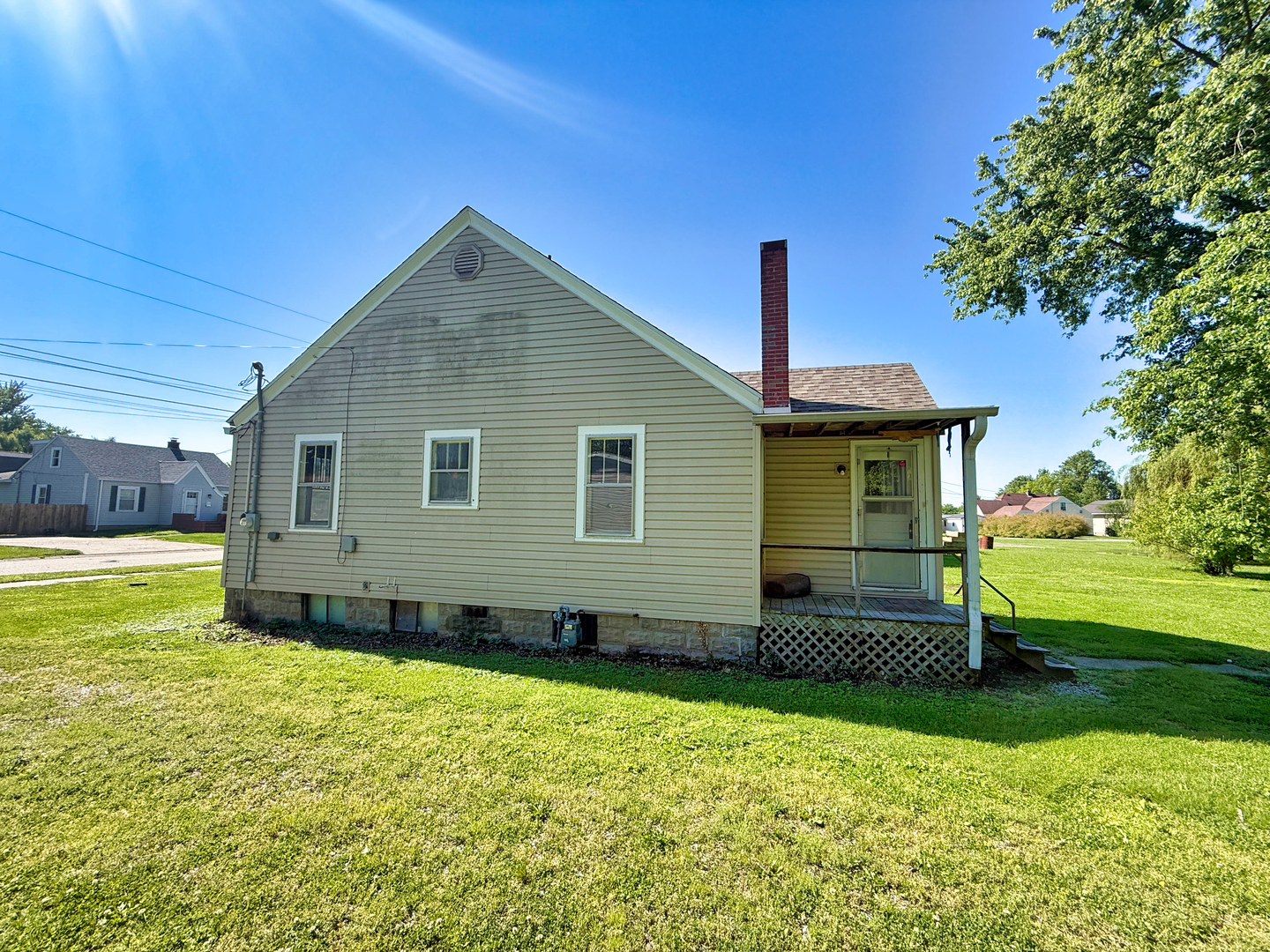 426 South Locust Street Flora, IL 62839 - Photo 57 of 58 a front view of a house with garden