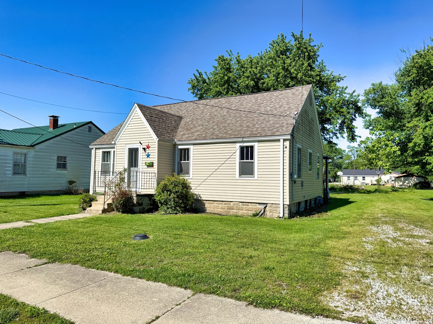 426 South Locust Street Flora, IL 62839 - Photo 6 of 58 a front view of house with yard and green space