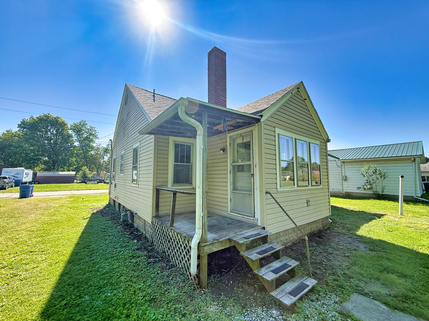 426 South Locust Street Flora, IL 62839 - Photo 7 of 58 a house view with a outdoor space