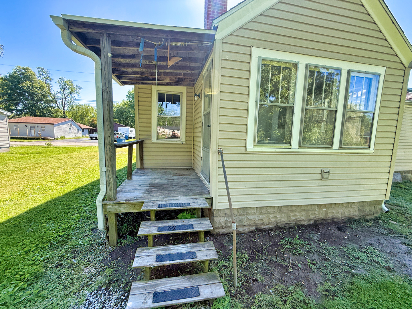426 South Locust Street Flora, IL 62839 - Photo 8 of 58 a house view with a garden space