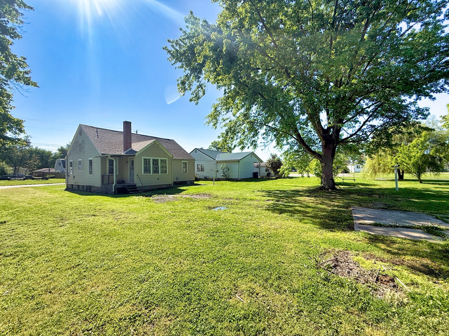 426 South Locust Street Flora, IL 62839 - Photo 9 of 58 a view of a house with a yard