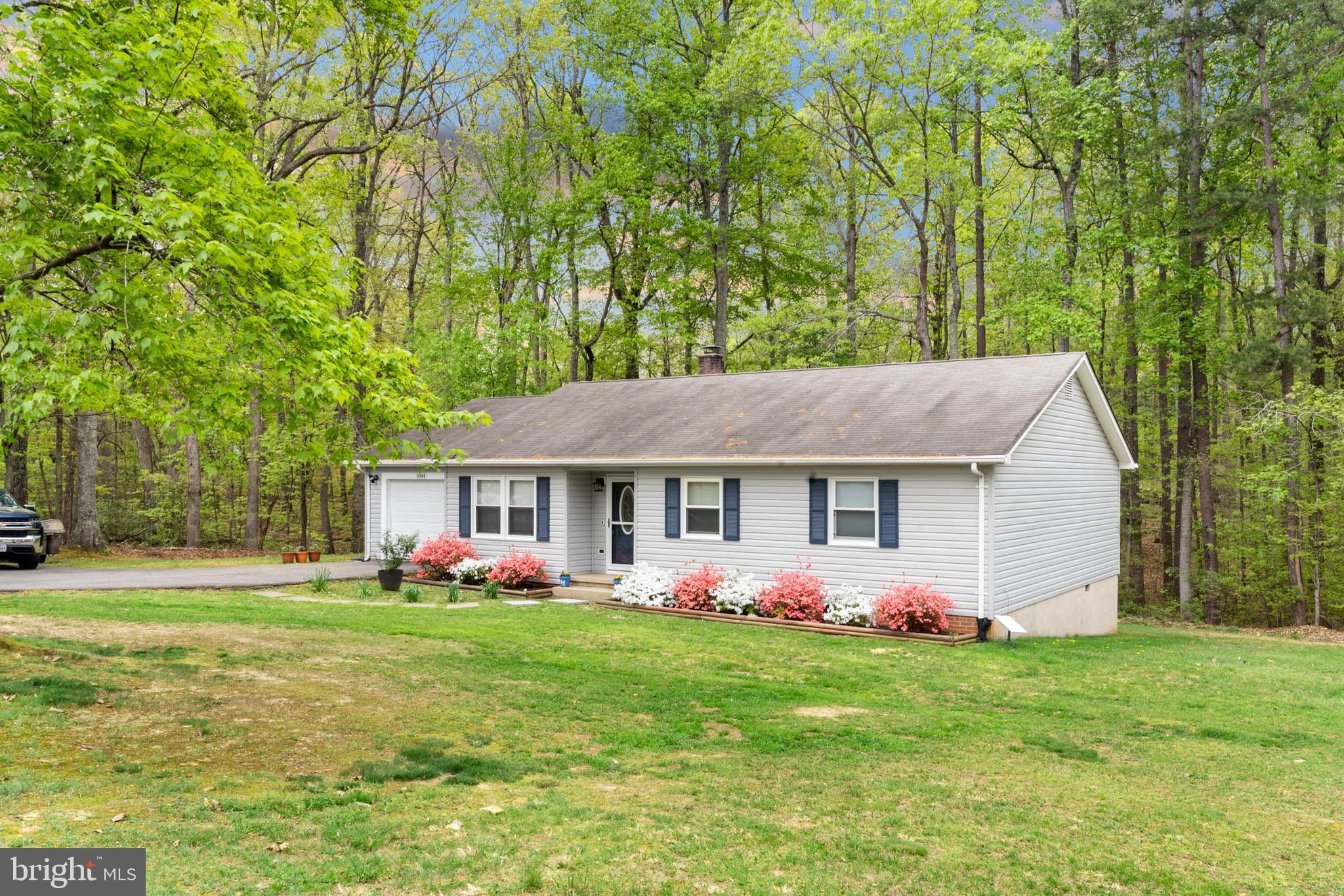 5344 Courtneys Corner Road Sumerduck, VA 22742 - Photo 5 of 56 a front view of house with yard and green space