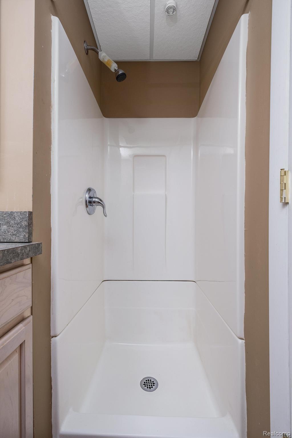 52903 Chesterfield Road New Baltimore, MI 48051 - Photo 43 of 54 Basement Full Bathroom