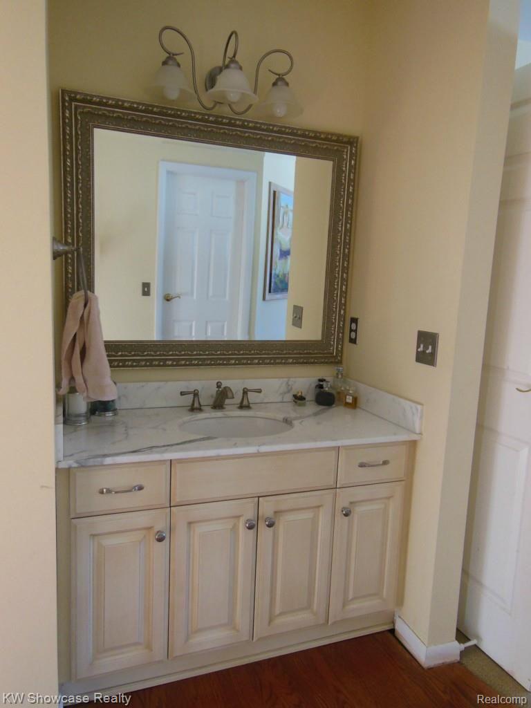 2180 Bass Lake Road Commerce Township, MI 48382 - Photo 17 of 25 MASTER DRESSING/MAKE UP AREA