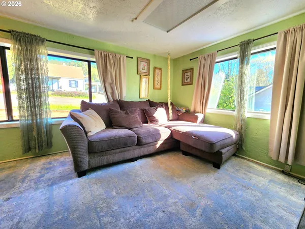 $310,000 | 328 East 5th Avenue, Sutherlin, OR 97479