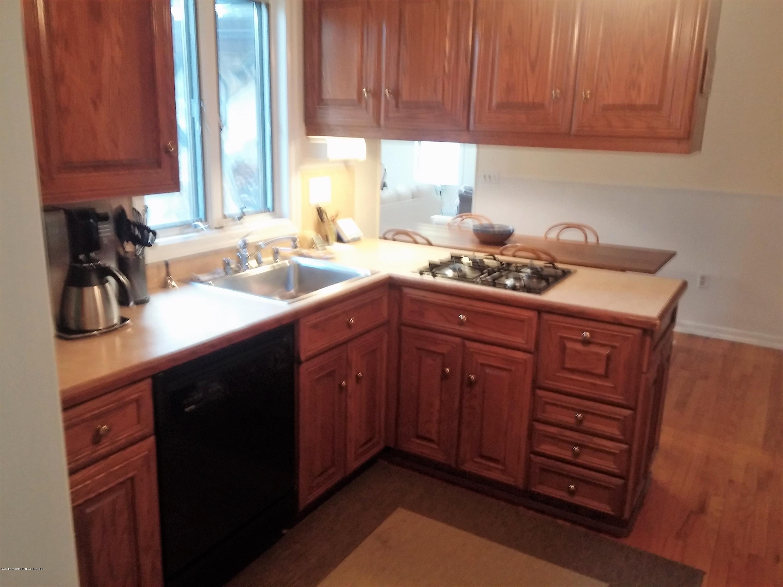 368 Bennington Road Freehold, NJ 07728 - Photo 13 of 35 kitchen peninsulasnula