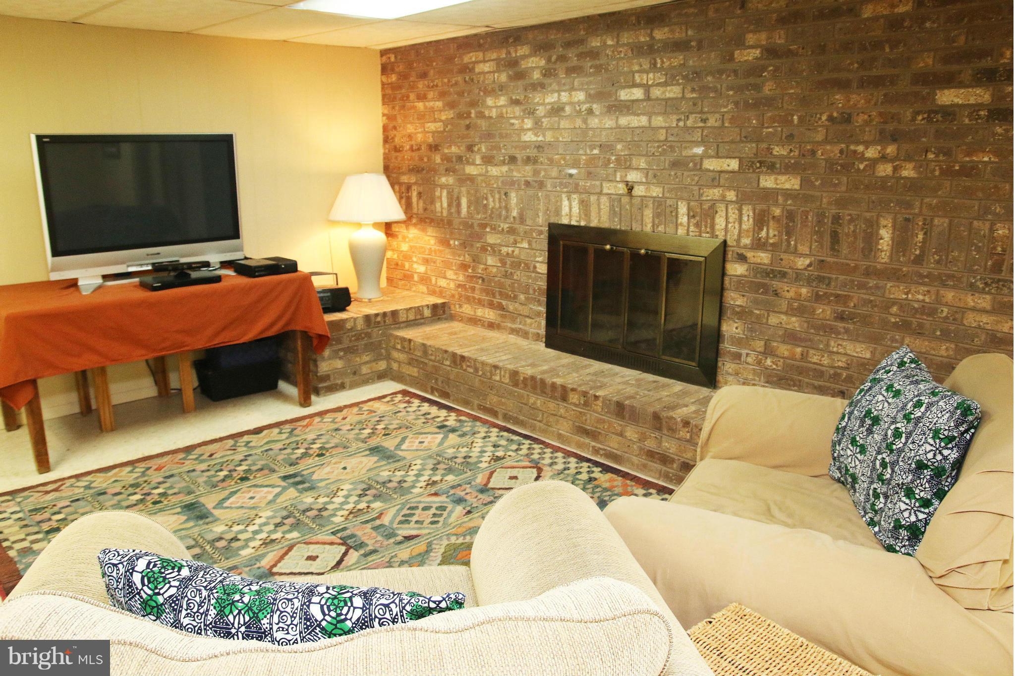 4019 Starbrook Road Randallstown, MD 21133 - Photo 20 of 28 a living room with couch and a flat screen tv