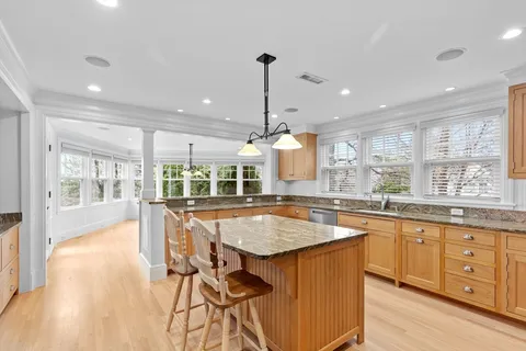 a large kitchen with kitchen island a large island in it