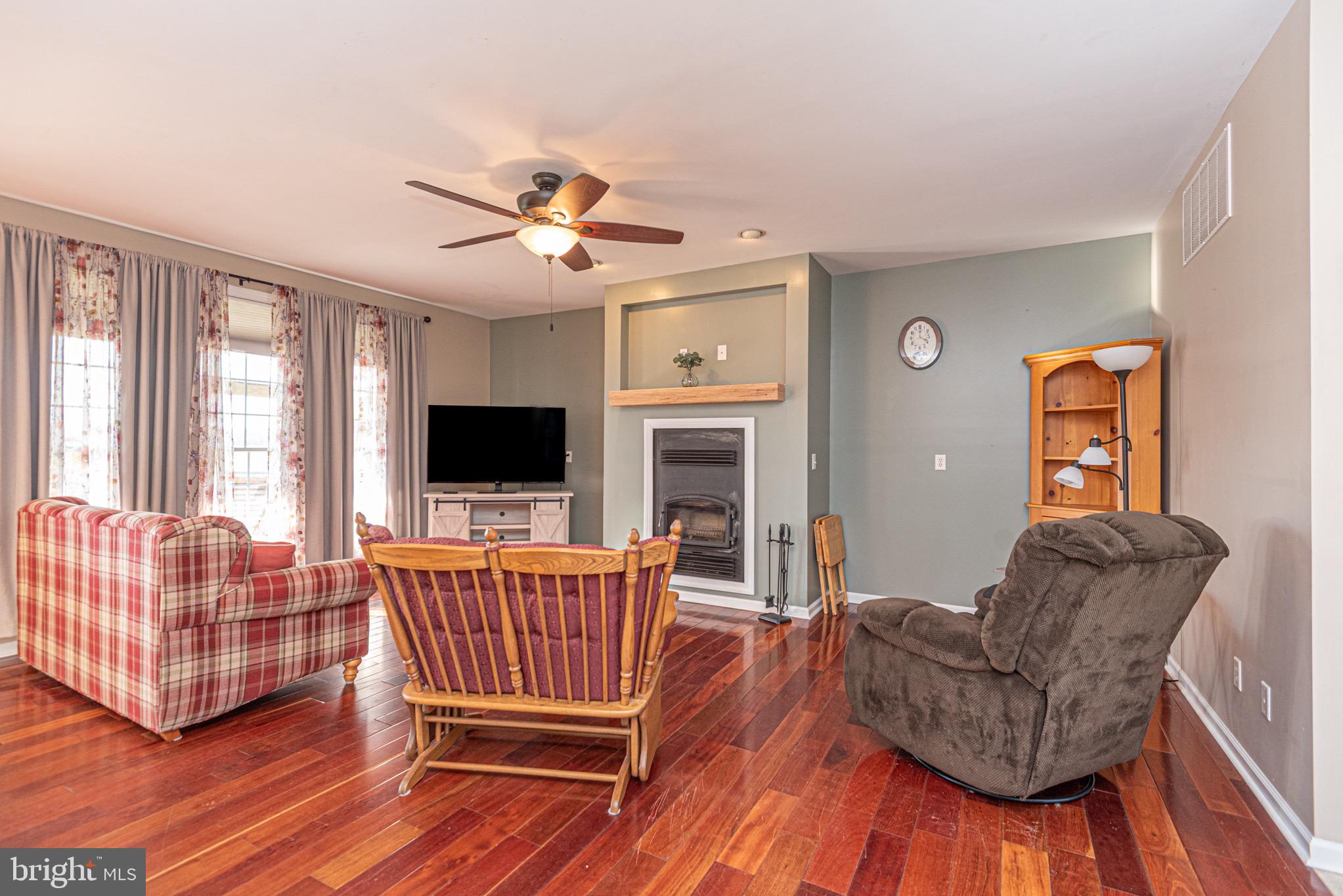 242 Hayden Road Centreville, MD 21617 - Photo 11 of 40 Living room