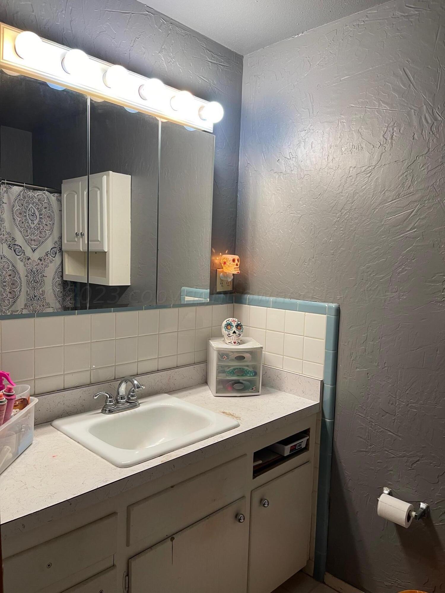 5117 Royce Drive Amarillo, TX 79110 - Photo 16 of 18 HALL BATH