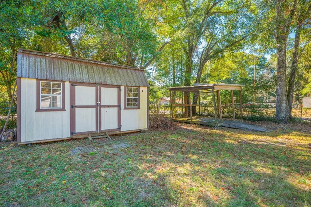 a view of backyard with a garden and trees