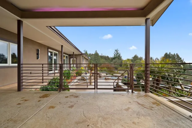 a view of entryway with a yard