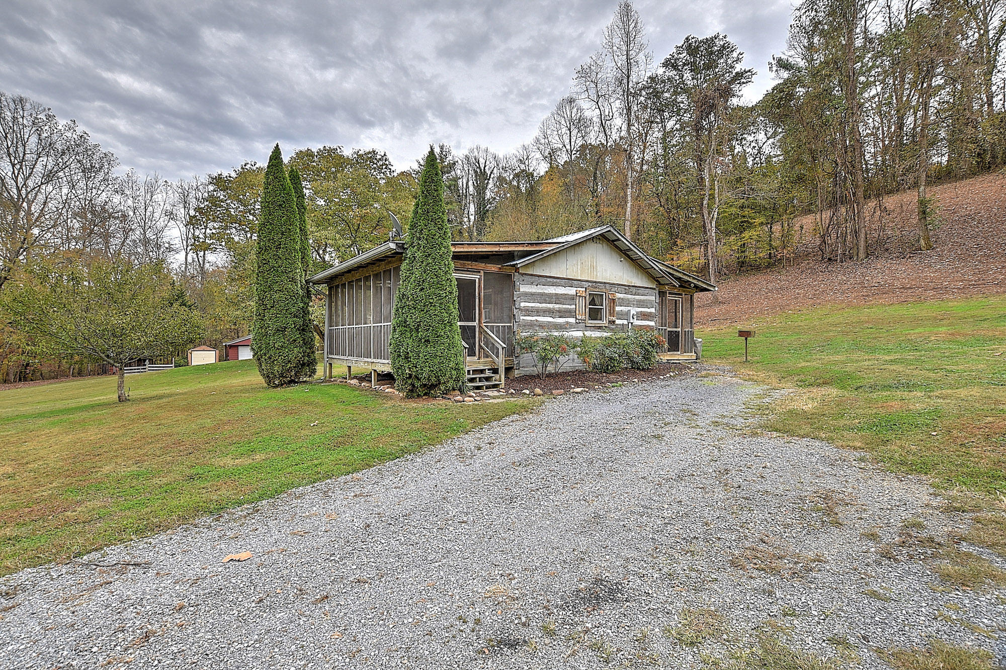 383 Tva Road South Bristol, TN 37620 - Photo 16 of 37 RIGHT FRONT SMALL CABIN