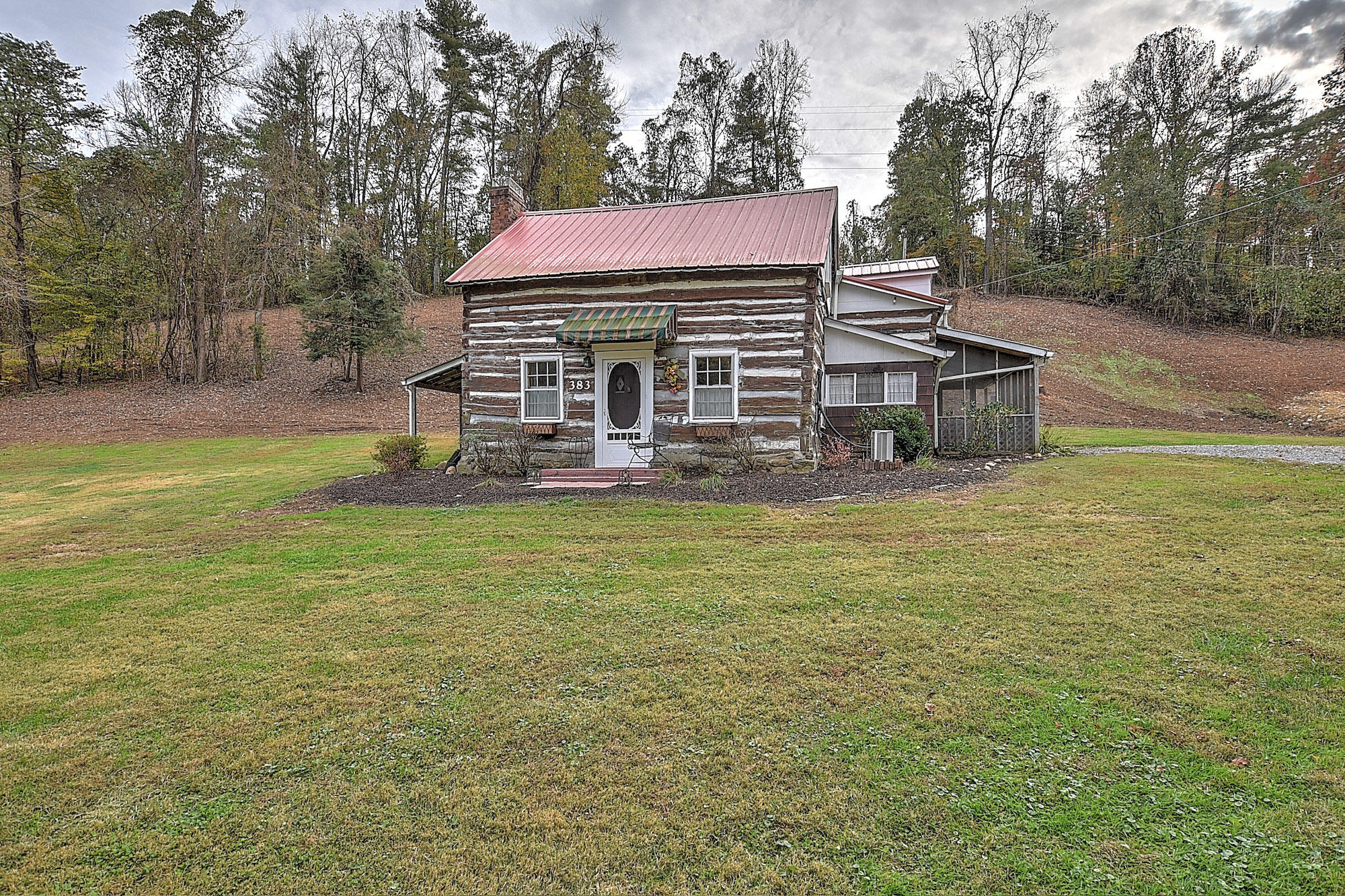 383 Tva Road South Bristol, TN 37620 - Photo 23 of 37 FRONT LARGE CABIN