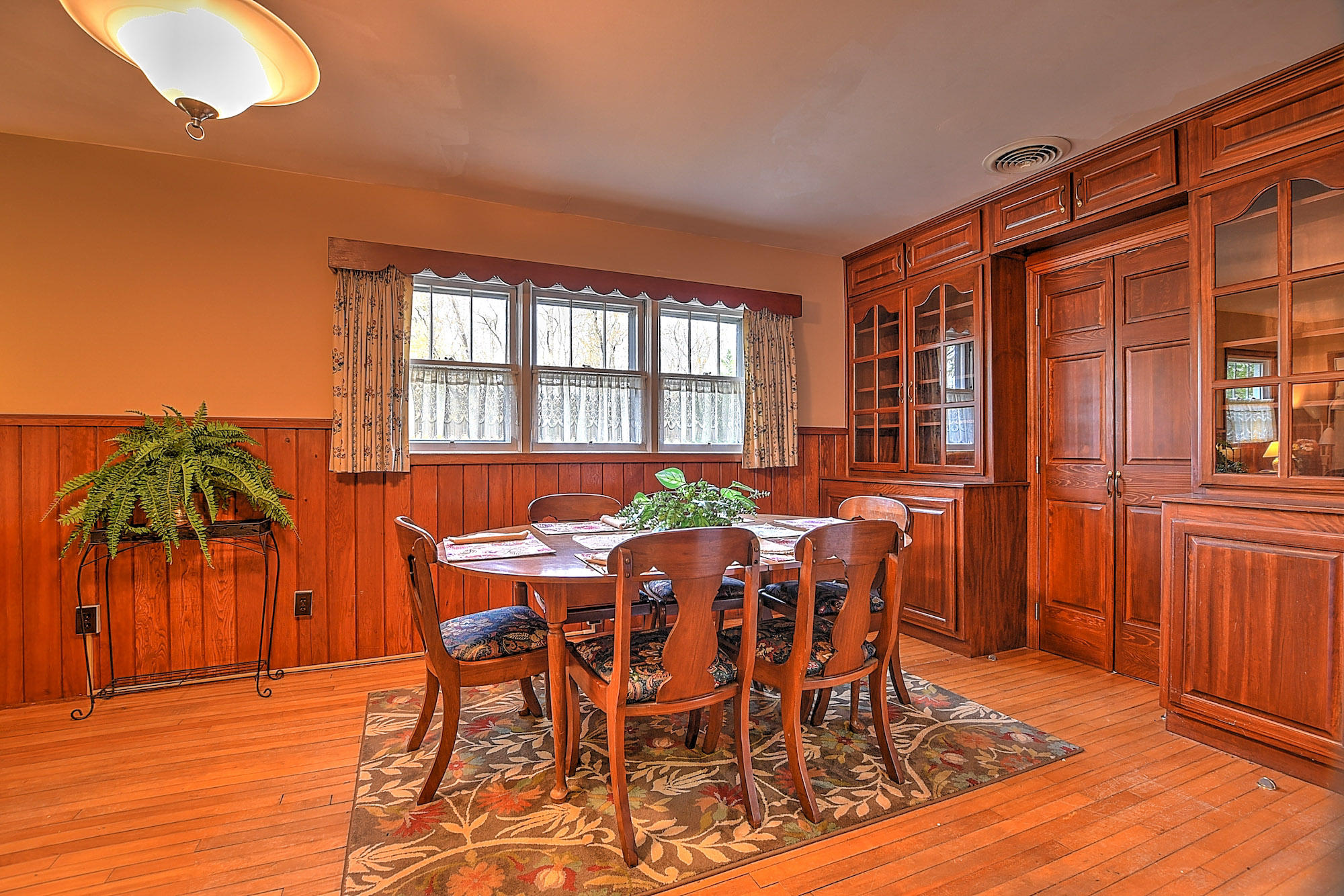 383 Tva Road South Bristol, TN 37620 - Photo 9 of 37 DINING ROOM 2
