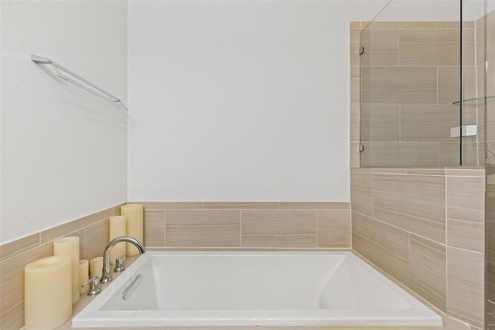 5924 Hudson Street, Unit F Dallas, TX 75206 - Photo 19 of 25 a bathroom with a bathtub