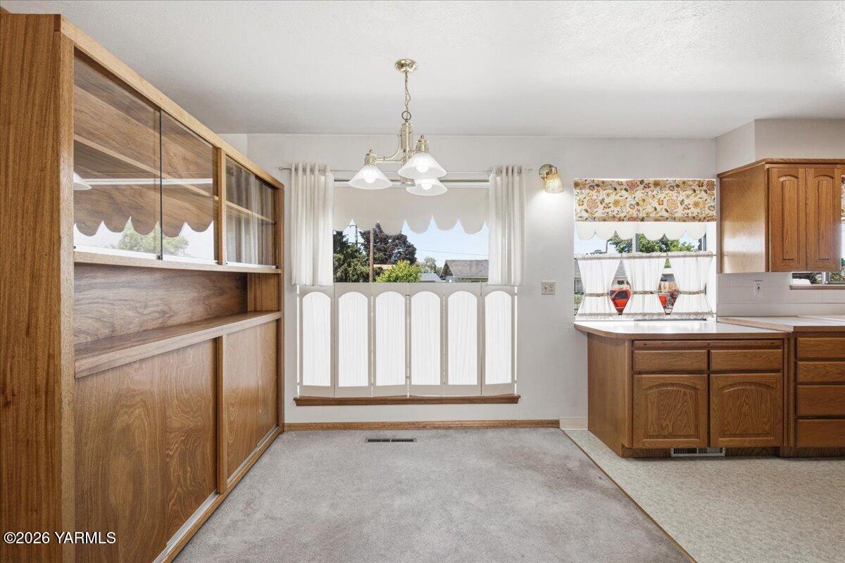 111 Sunset Way Zillah, WA 98953 - Photo 6 of 44 Dining area