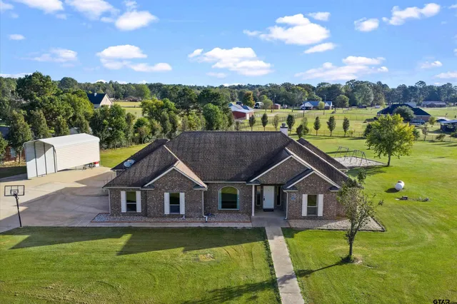 a view of house with garden