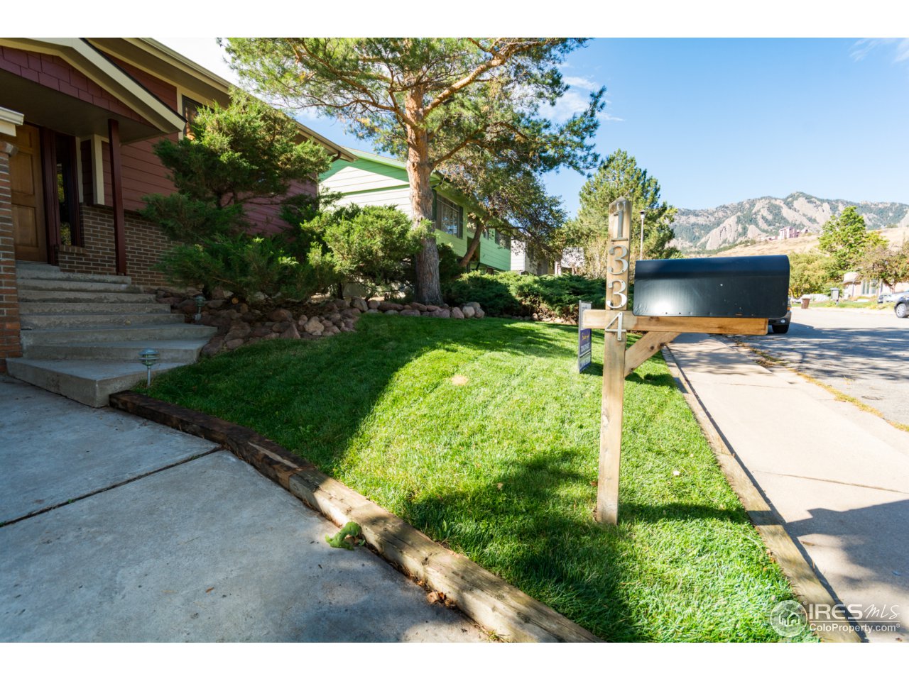 1334 Scrub Oak Circle Boulder, CO 80305 - Photo 3 of 19 Front Yard