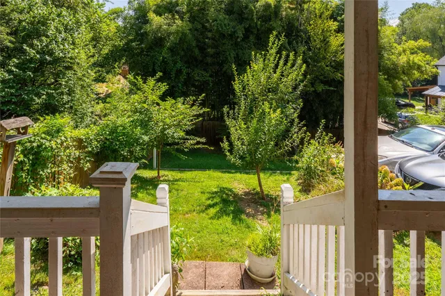 a view of a backyard