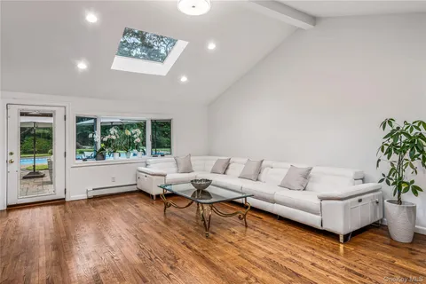 $2,598,000 | 19 Tappentown Lane, Glen Head, NY 11545