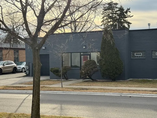 a view of a house and a tree with yard