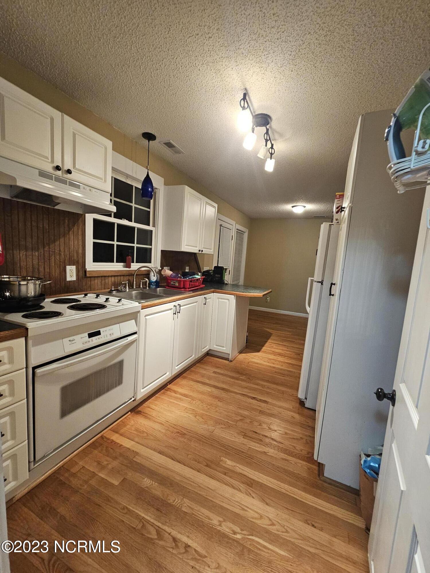 1752 Garner Road Greenville, NC 27834 - Photo 17 of 22 Guest Kitchen