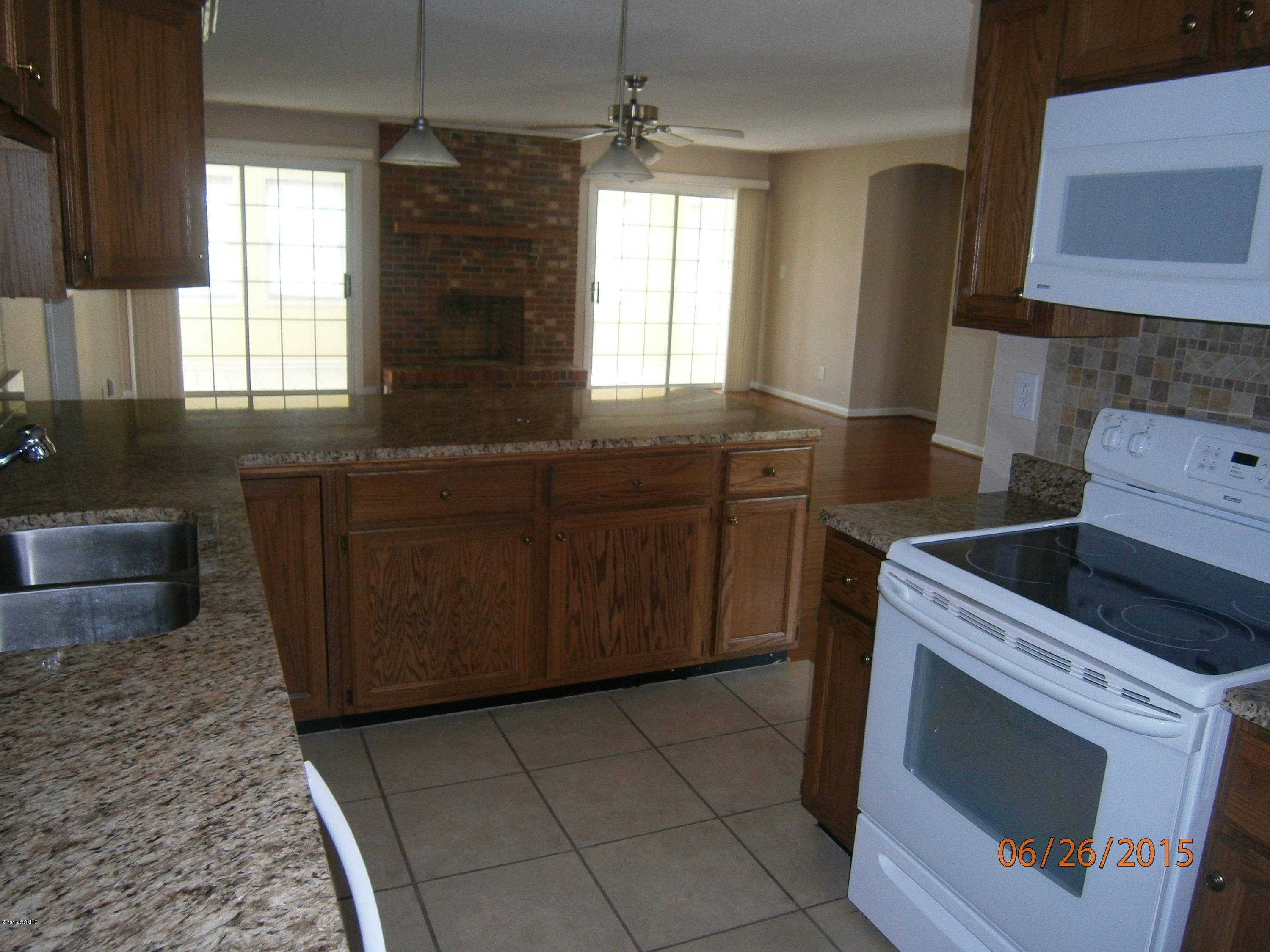 303 Canal Road Beaufort, NC 28516 - Photo 7 of 20 Kitchen