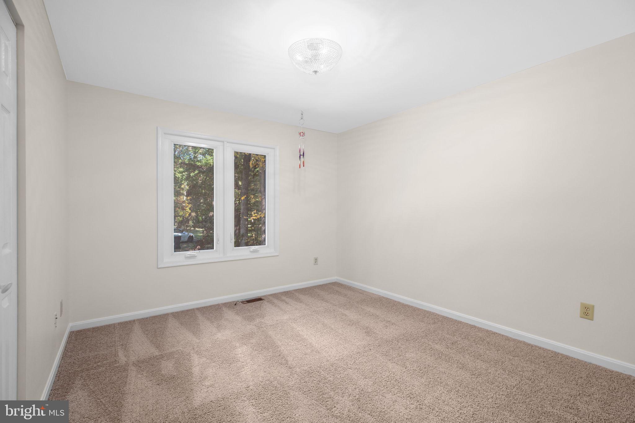 8 Rutledge Cove Ruther Glen, VA 22546 - Photo 20 of 46 an empty room with a window
