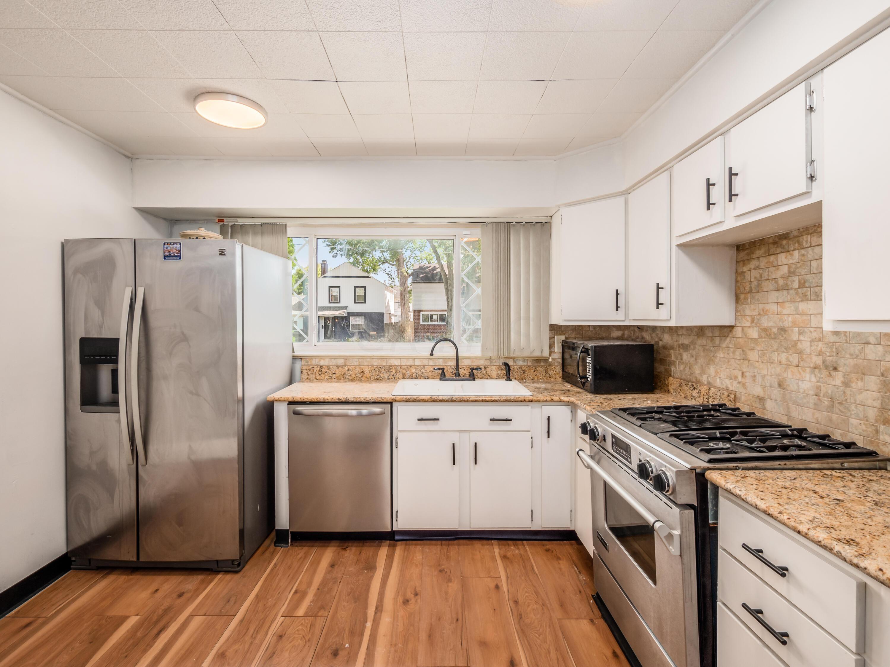 3032 Wicklow Road Columbus, OH 43204 - Photo 15 of 34 NEW FLOORS, GRANITE COUNTERTOPS, SS APPLIANCES AND GAS RANGE!