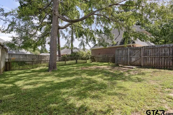 a view of a backyard