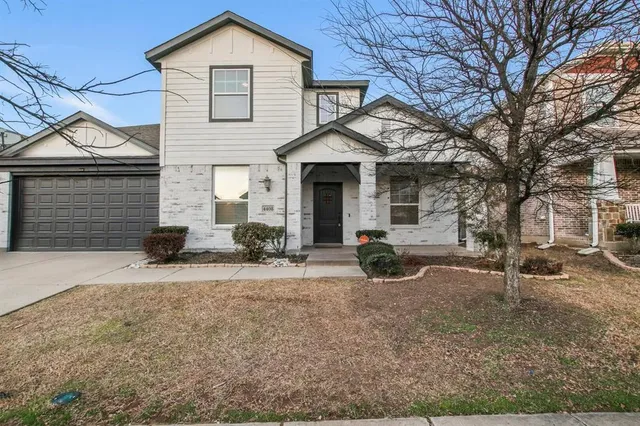 a view of a house with backyard