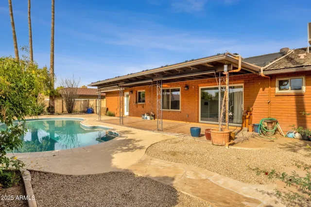 a view of a backyard