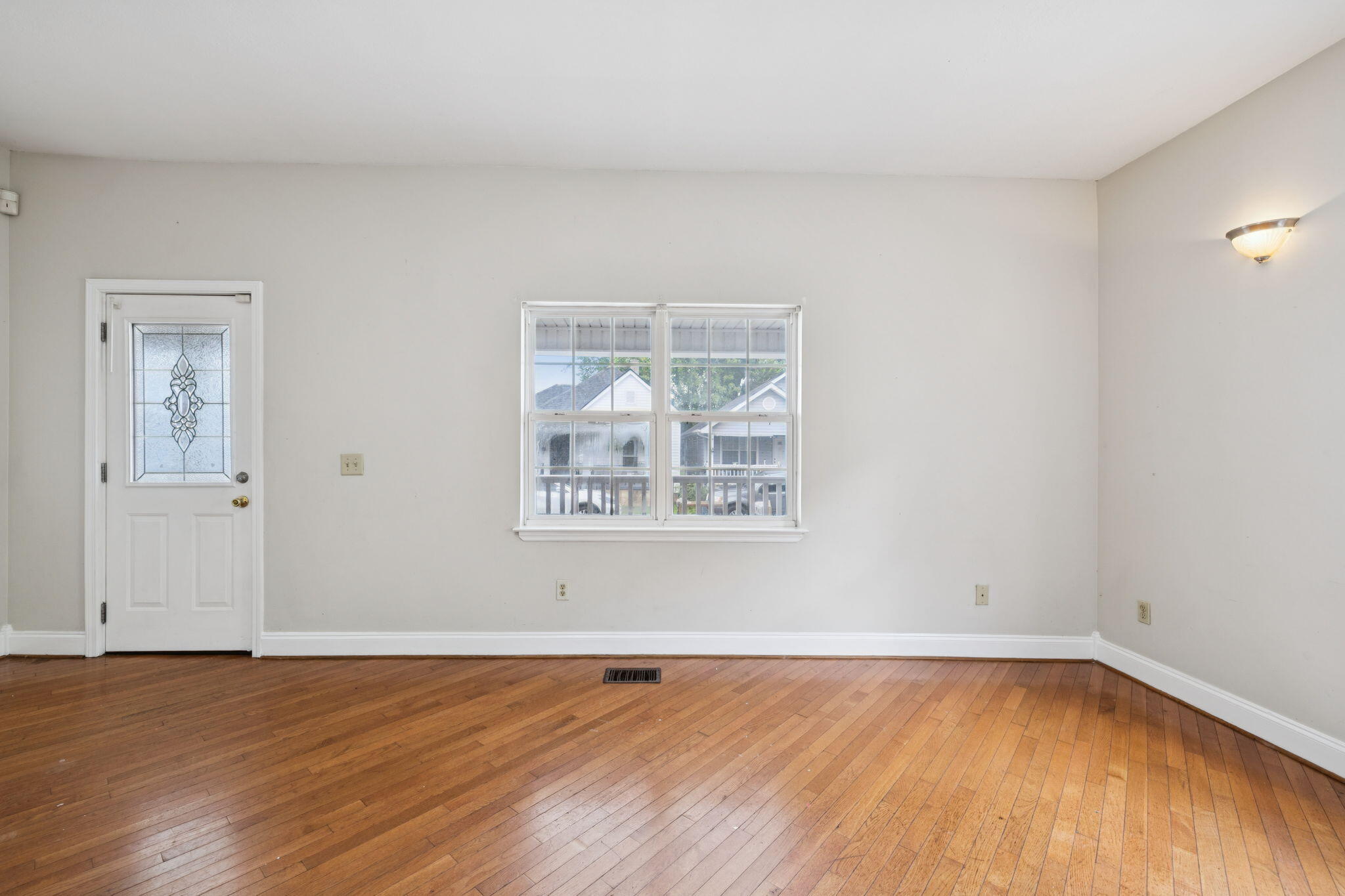 1142 Pierce Street Chattanooga, TN 37403 - Photo 5 of 20 front room