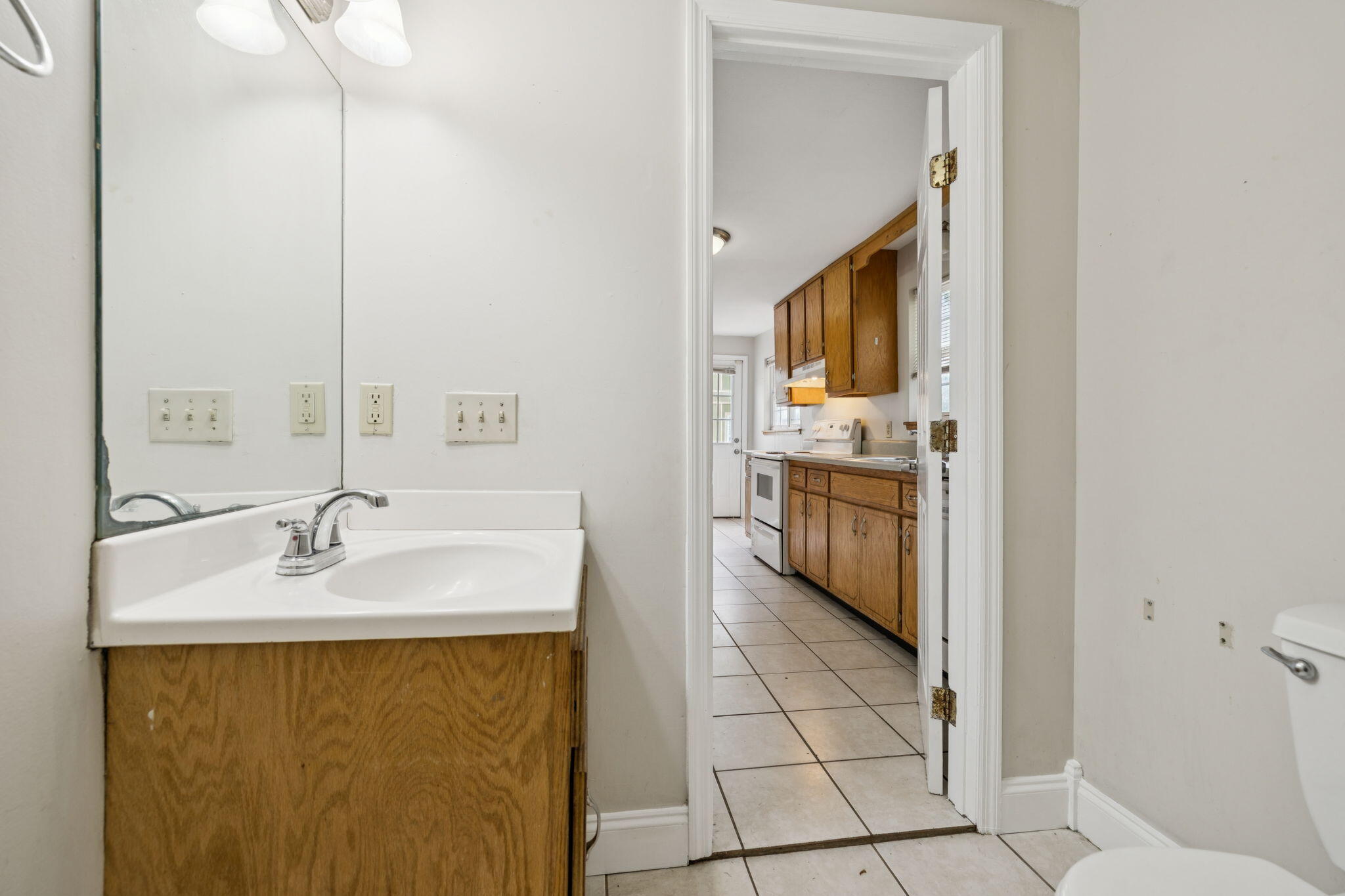1142 Pierce Street Chattanooga, TN 37403 - Photo 9 of 20 bath off kitchen