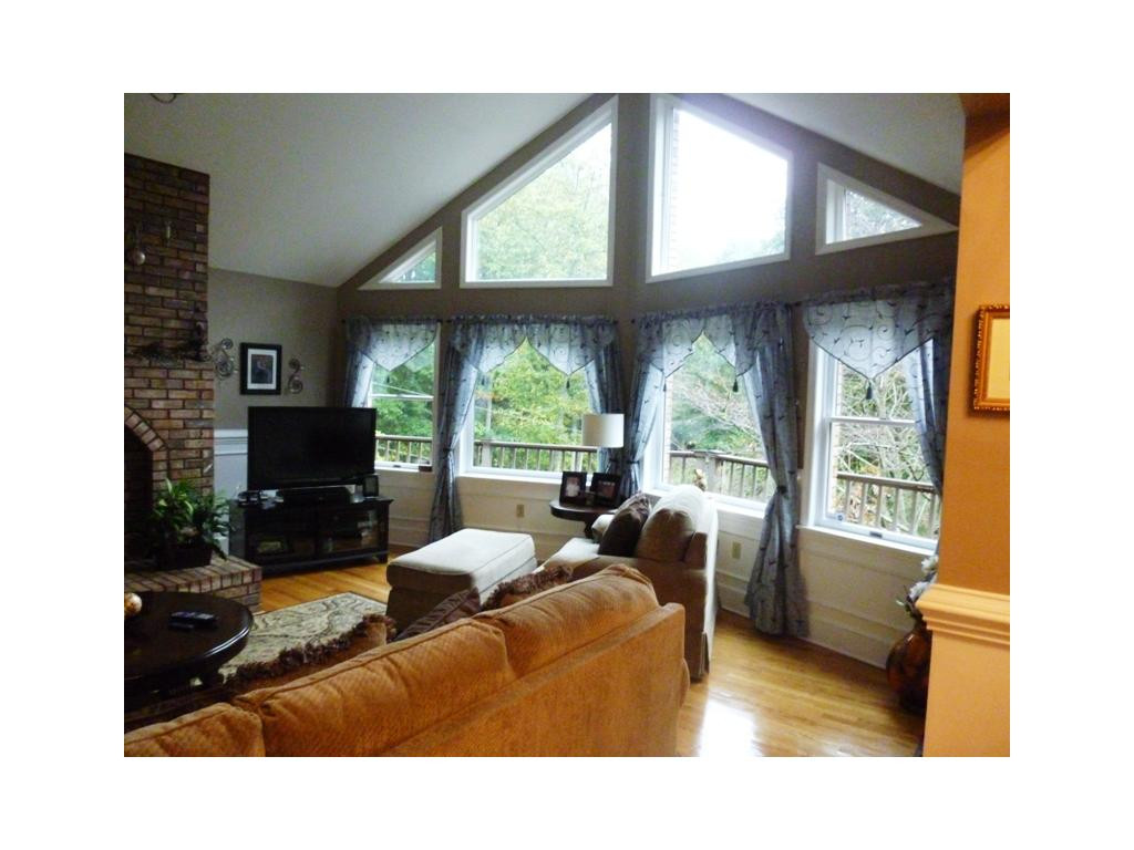 280 McClain Road Kingsport, TN 37660 - Photo 2 of 24 LOTS OF NATURAL LIGHT