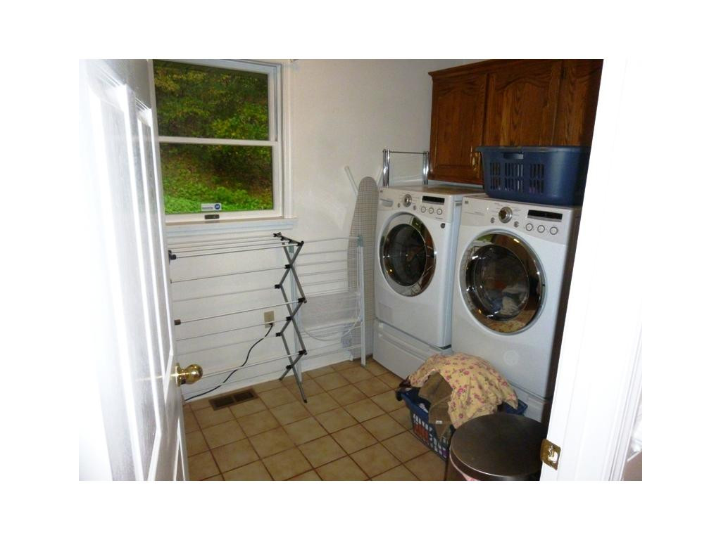 280 McClain Road Kingsport, TN 37660 - Photo 13 of 24 LARGE LAUNDRY ROOM