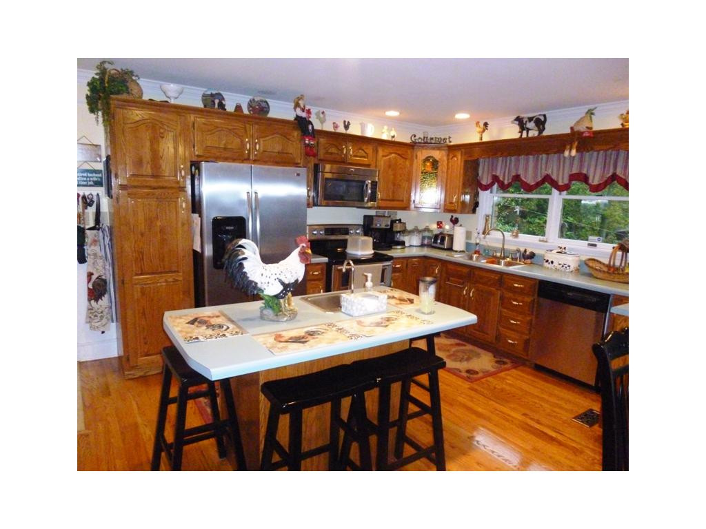 280 McClain Road Kingsport, TN 37660 - Photo 3 of 24 SPACIOUS KITCHEN WISLAND