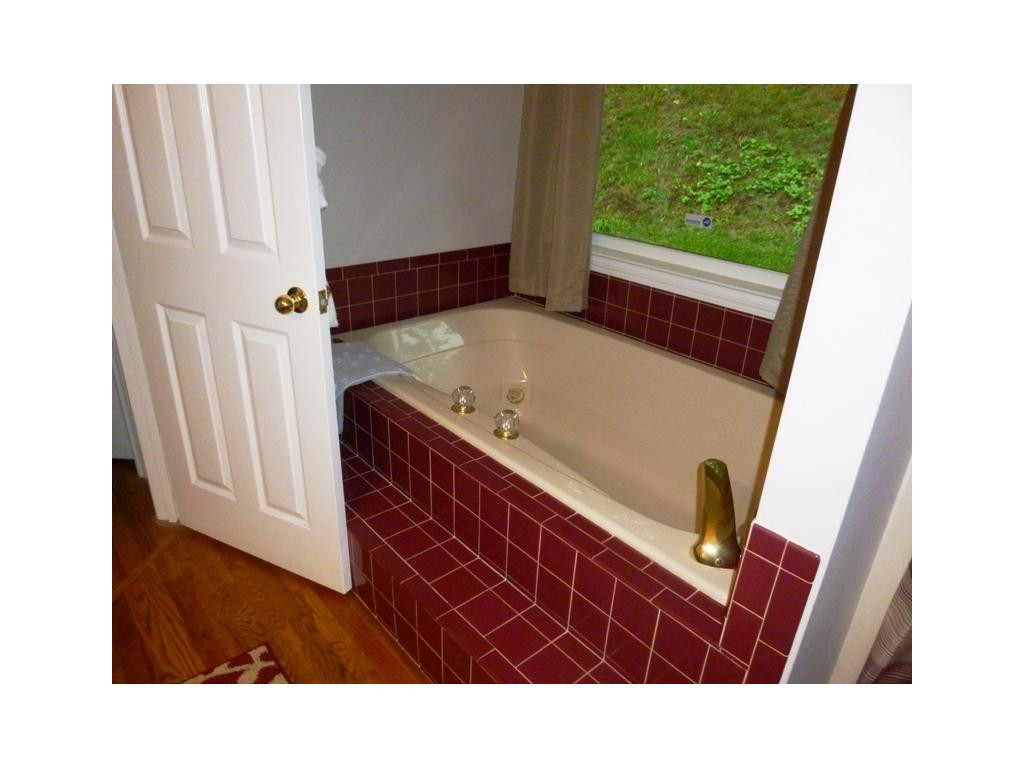280 McClain Road Kingsport, TN 37660 - Photo 7 of 24 TUB IN MASTER
