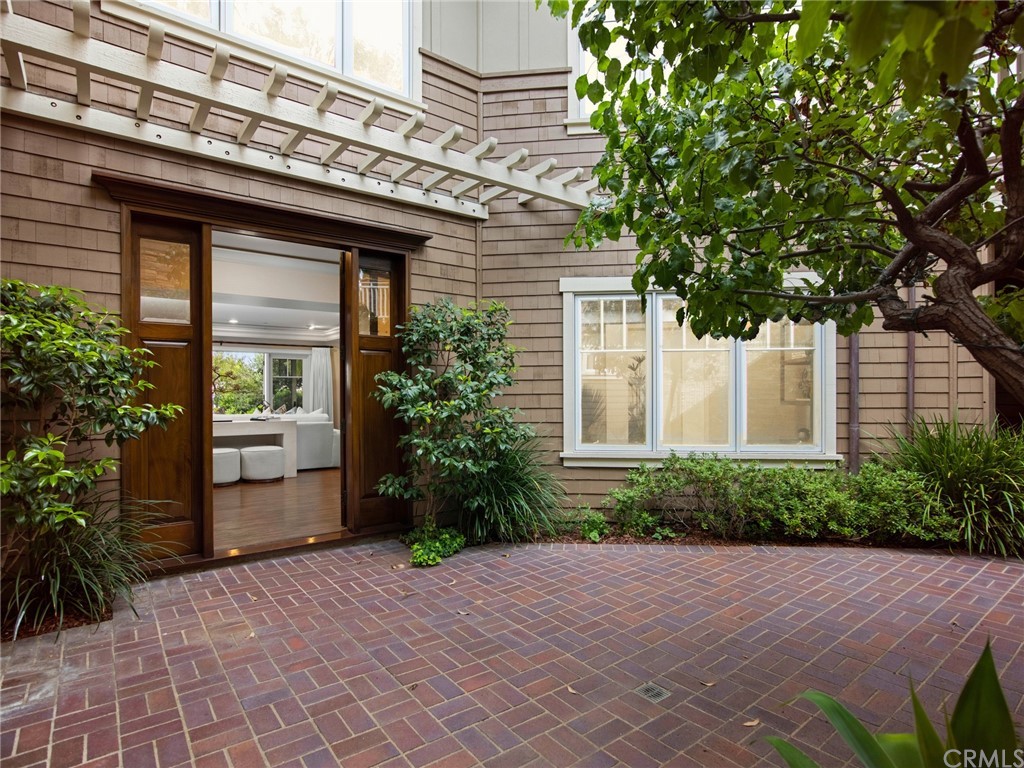 3 Stickley Drive Laguna Beach, CA 92651 - Photo 4 of 39 a potted plants sitting in front of a house