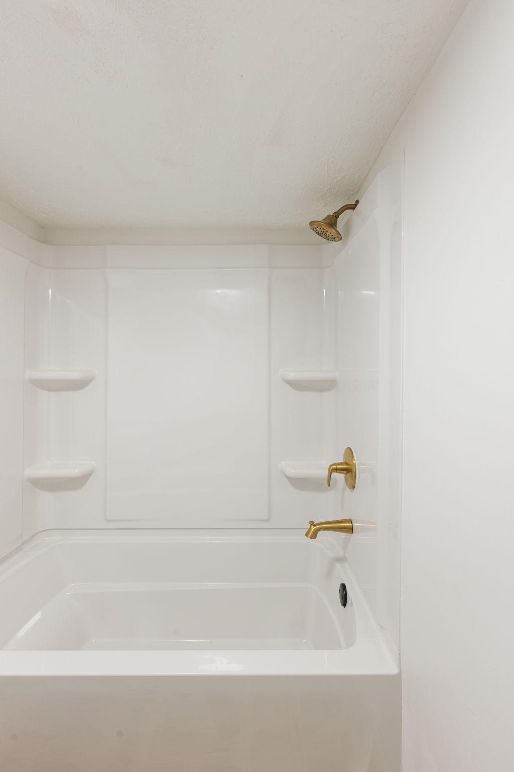 415 Durrett Street Springfield, TN 37172 - Photo 45 of 54 a bathroom with a bathtub