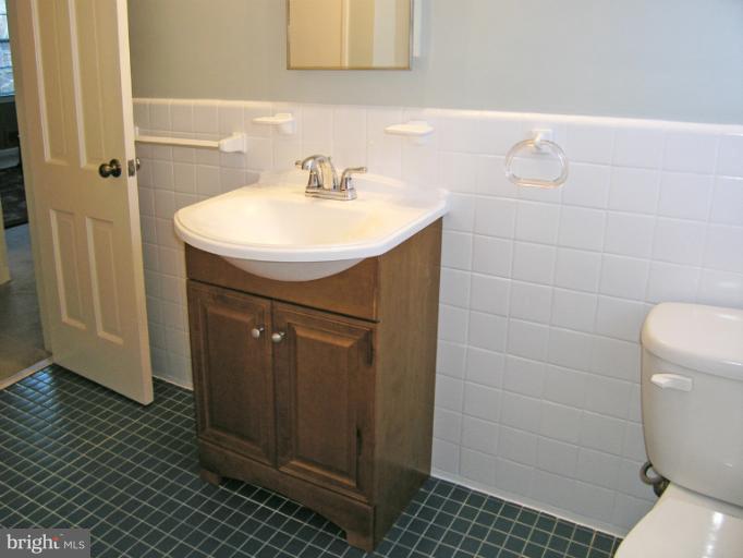 9516 Thornhill Road Silver Spring, MD 20901 - Photo 13 of 25 Full Hall Bath