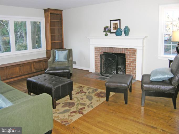 9516 Thornhill Road Silver Spring, MD 20901 - Photo 17 of 25 Living Room