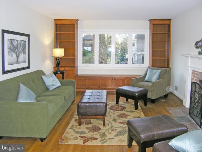 9516 Thornhill Road Silver Spring, MD 20901 - Photo 18 of 25 Living Room
