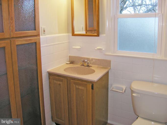 9516 Thornhill Road Silver Spring, MD 20901 - Photo 3 of 25 Bath (Master)