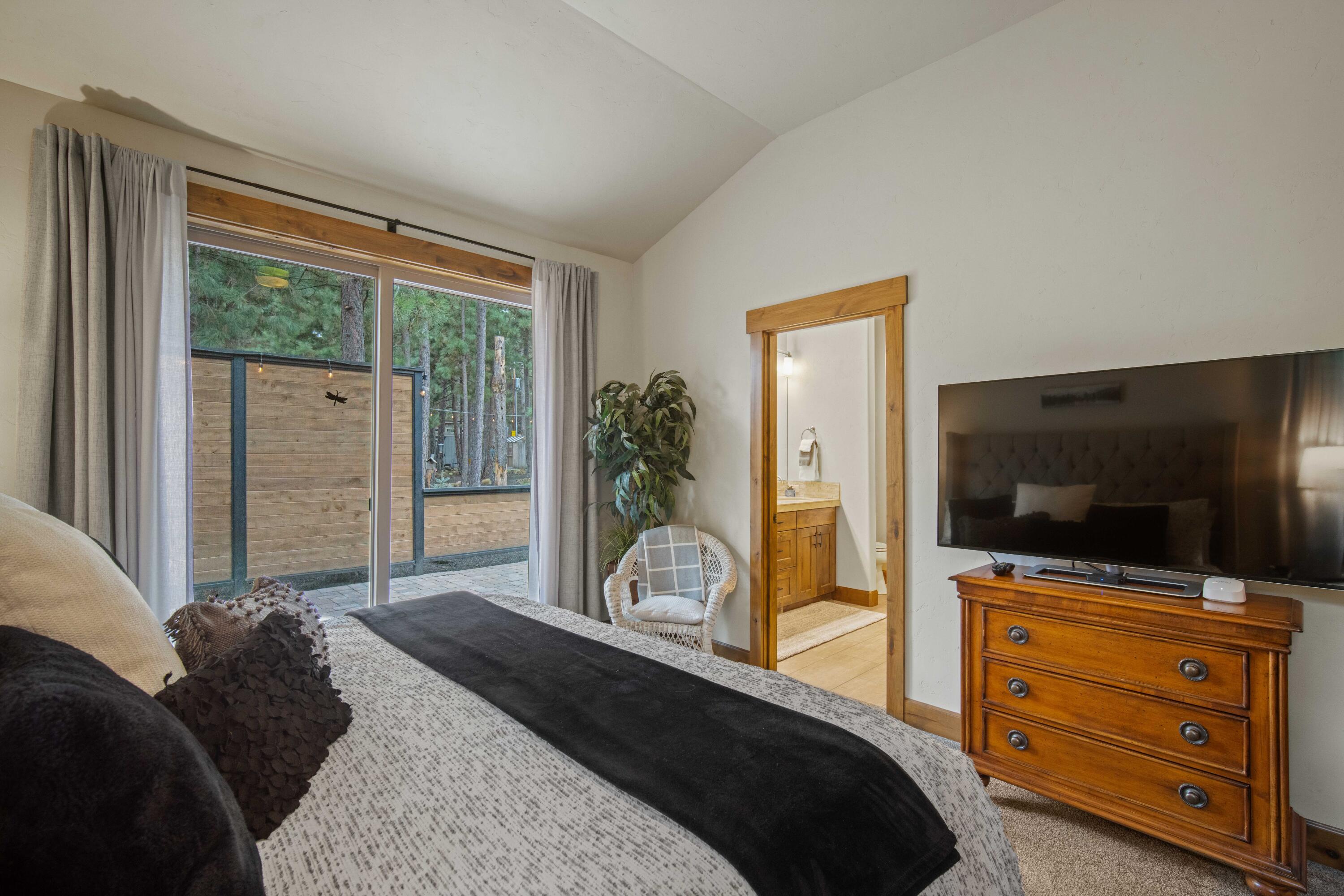 16927 Covina Road Bend, OR 97707 - Photo 17 of 54 Spacious primary bedroom with patio access, wooded outlooks, and an easy connection to the ensuite bath, creating a calm and comfortable private retreat.